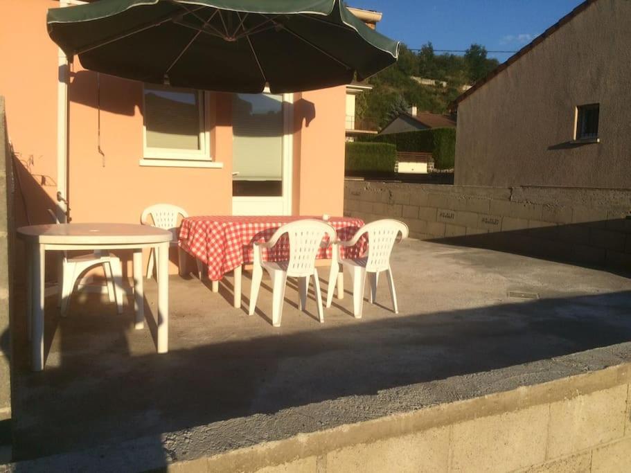 Le Coin Tranquille Au Pied Du Puy De Dome Lägenhet Pontgibaud Exteriör bild
